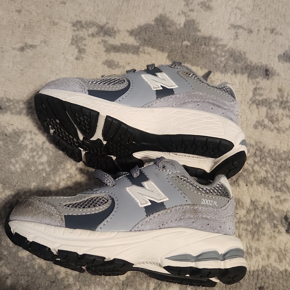 New Balance Kids' Gray Athletic Sneakers - Comfortable Everyday Shoes Size 7C - Picture 4 of 9